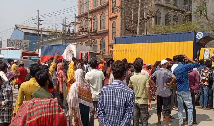 রূপগঞ্জে পোশাক শ্রমিকদের অসন্তোষ: ঢাকা-সিলেট মহাসড়ক অবরোধ করে বিক্ষোভ