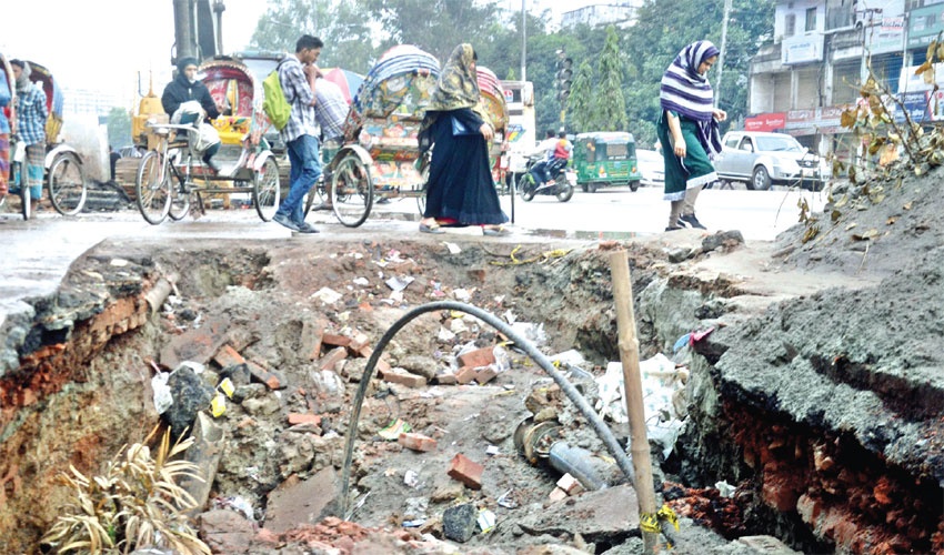 পুরান ঢাকায় একাধিক স্থানে উন্মুক্ত নর্দমা, খানাখন্দ ও ধুলাবালিতে চরম ভোগান্তি