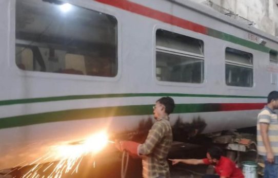 ঈদযাত্রায় ভোগান্তি কমাতে অতিরিক্ত বগি সংযুক্ত ট্রেনে