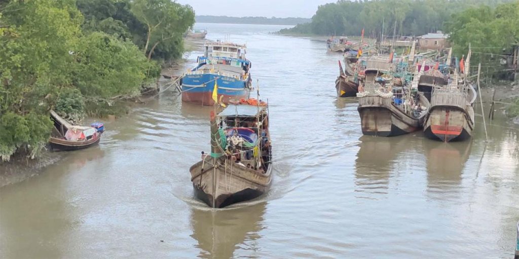 পাথরঘাটায় তেল সংকটে সমুদ্রে যেতে পারছেন না জেলেরা