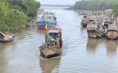 পাথরঘাটায় তেল সংকটে সমুদ্রে যেতে পারছেন না জেলেরা