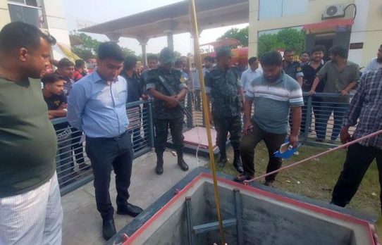 ফরিদপুরে ‘তেল নাই’ লেখা ২ পাম্পে মিললো ৫৪ হাজার লিটার তেল