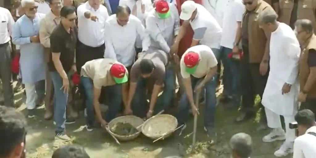 বাবার মতো মাটি কেটে খাল খনন কর্মসূচির উদ্বোধন করলেন প্রধানমন্ত্রী