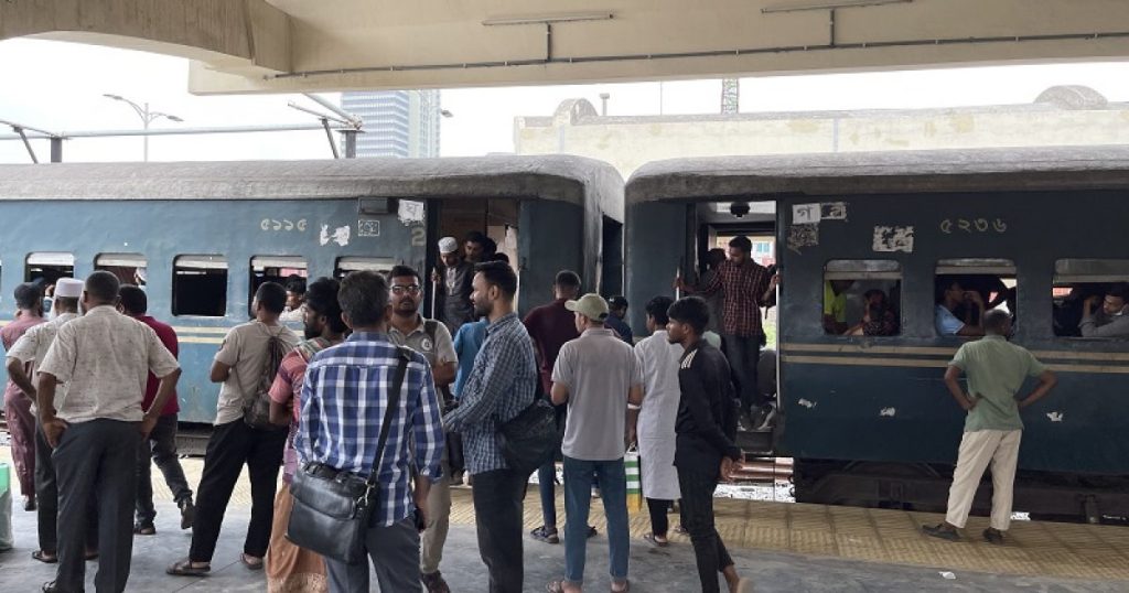 ঈদযাত্রার দ্বিতীয় দিন: সময়মতো ছাড়ছে ট্রেন