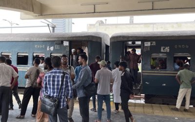 ঈদযাত্রার দ্বিতীয় দিন: সময়মতো ছাড়ছে ট্রেন