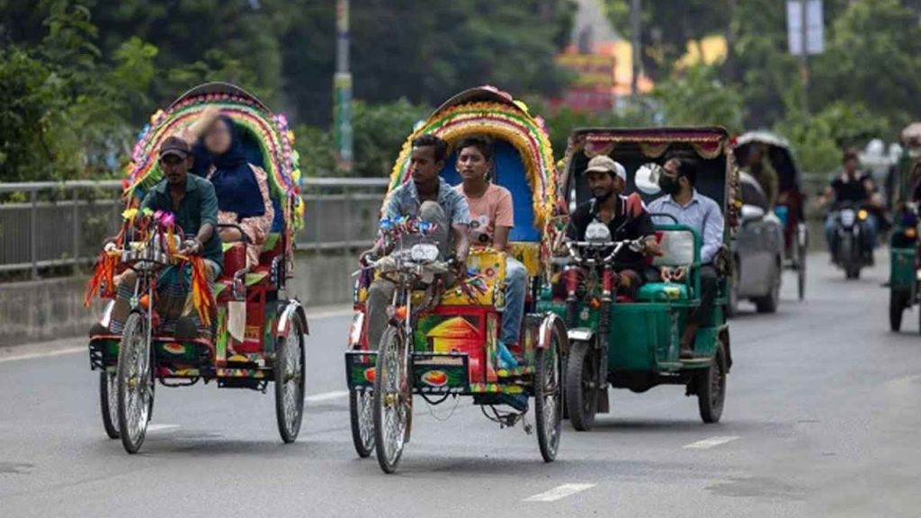 ঈদযাত্রায় ঢাকা-চট্টগ্রাম মহাসড়কের গলার কাঁটা অটোরিকশা
