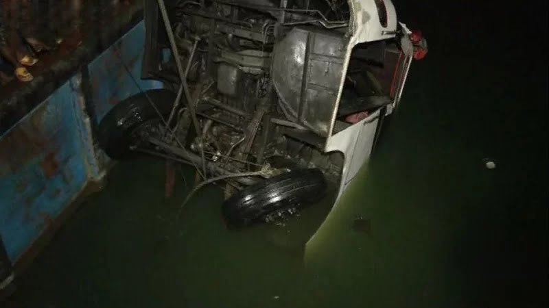 পদ্মায় ডুবে যাওয়া সেই বাসটিসহ অন্তত ১১ মরদেহ উদ্ধার