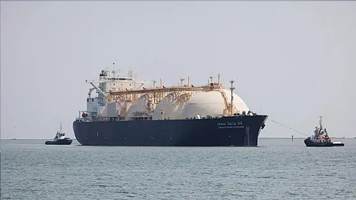 তেল ও গ্যাসবোঝাই জাহাজ এসেছে চাহিদার অর্ধেক