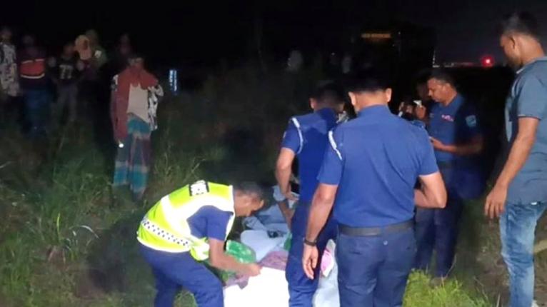 বাসের তেল শেষ হওয়ায় বসেছিলেন রেললাইনে, কাটা পড়ে ৫ জনের মৃত্যু