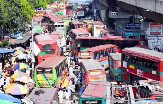 তেল সংকটে ঈদের বাসযাত্রায় শঙ্কা, বাড়তি ভাড়ার ফাঁদে যাত্রীরা?