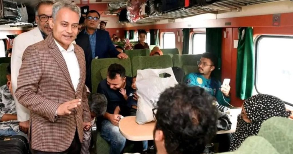 যাত্রীদের ঈদযাত্রা নিশ্চিতে সড়ক মন্ত্রীর বিআরটিসি বাস ডিপো পরিদর্শন