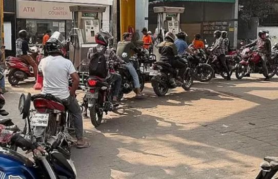 বাড়তি চাপে জ্বালানি তেলে রেশনিং, মজুত আছে কত দিনের?