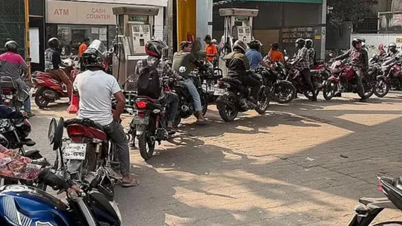বাড়তি চাপে জ্বালানি তেলে রেশনিং, মজুত আছে কত দিনের?