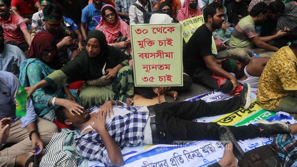 চাকরির বয়স বাড়াতে বিল আসছে