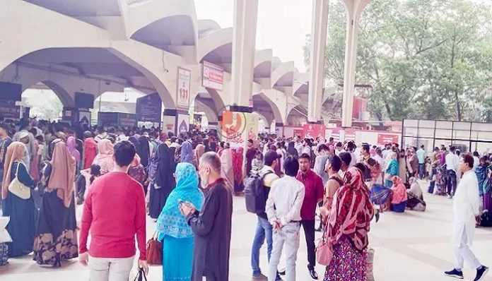 ছুটি কাটিয়ে ঢাকায় ফিরছে মানুষ, কমলাপুরে উপচেপড়া ভিড়