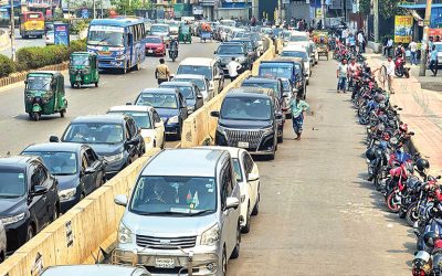 ছুটির দিনেও তেল পেতে লম্বা লাইন