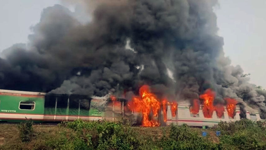 সীতাকুণ্ডে চলন্ত চট্টলা এক্সপ্রেস ট্রেনে আগুন
