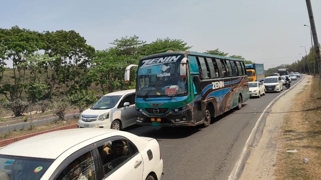 সিরাজগঞ্জ মহাসড়কে বেড়েছে যানবাহনের চাপ,নেই যানজট