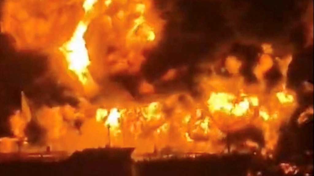 ইরানের হামলায় ইরাকের কাছে জ্বলছে ২ তেলের ট্যাংকার