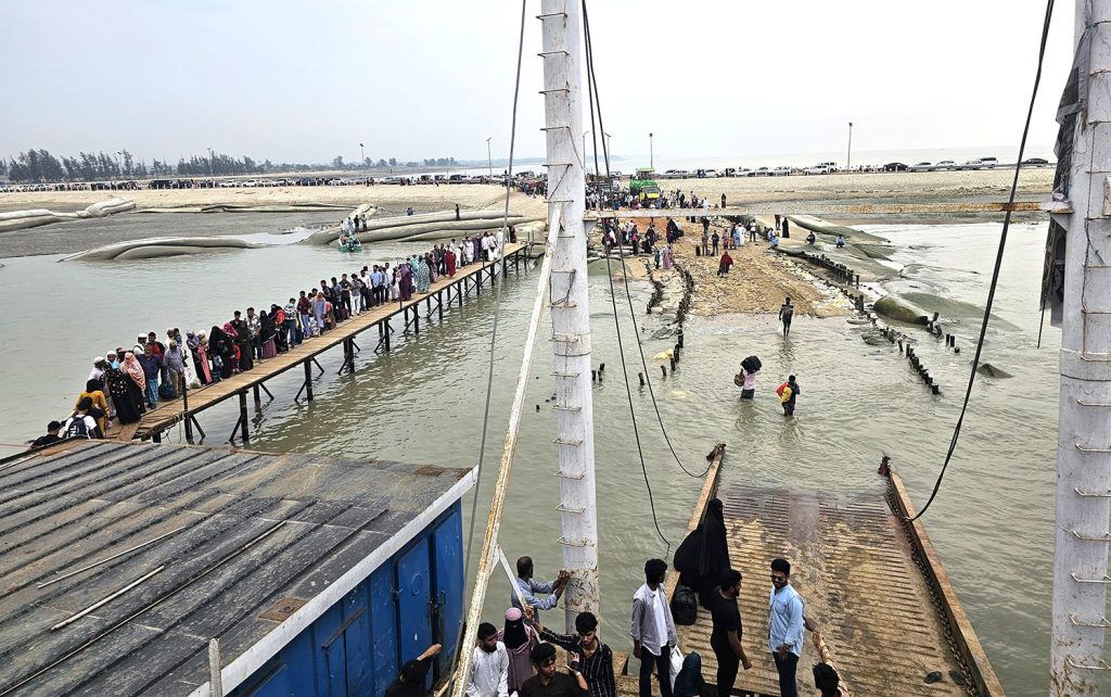 সীতাকুণ্ড-সন্দ্বীপ নৌরুটে ঝুঁকি নিয়ে পারাপার