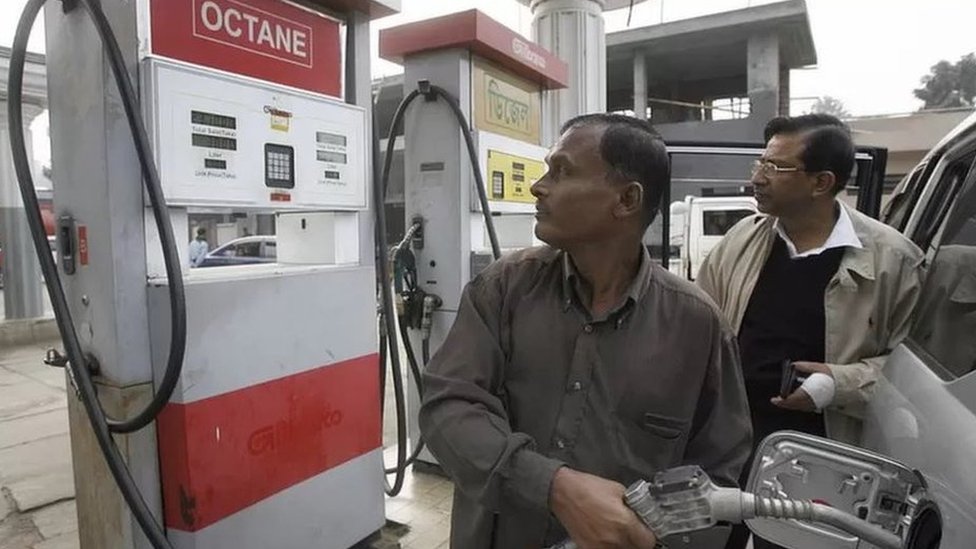 জ্বালানি তেলের দাম বাড়ায় মালিকরা খুশি কেন