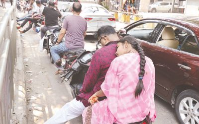 ছুটির দিনেও পাম্পগুলোতে দীর্ঘ লাইন, ৫-৬ ঘণ্টা অপেক্ষার পর মিলছে তেল