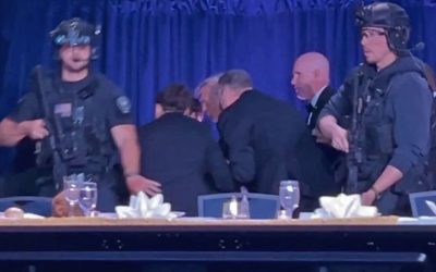 নৈশভোজের সময় বন্দুকধারীর হানা,সরিয়ে নেওয়া হলো ট্রাম্পকে