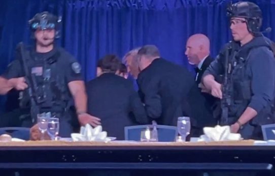 নৈশভোজের সময় বন্দুকধারীর হানা,সরিয়ে নেওয়া হলো ট্রাম্পকে