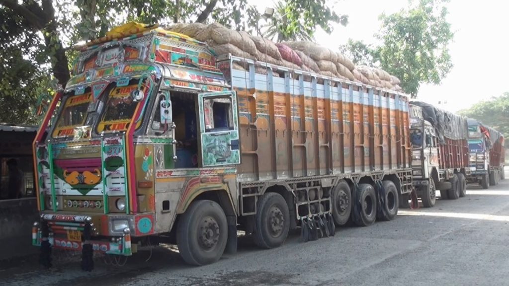 জ্বালানি সংকটে সোনামসজিদ স্থলবন্দরে স্থবিরতা,বেড়েছে ট্রাকের ভাড়া