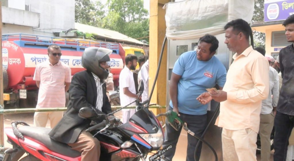 ছয় ঘণ্টা অপেক্ষার পর বললেন,তেল নিতে এসে ফেঁসে গেছি