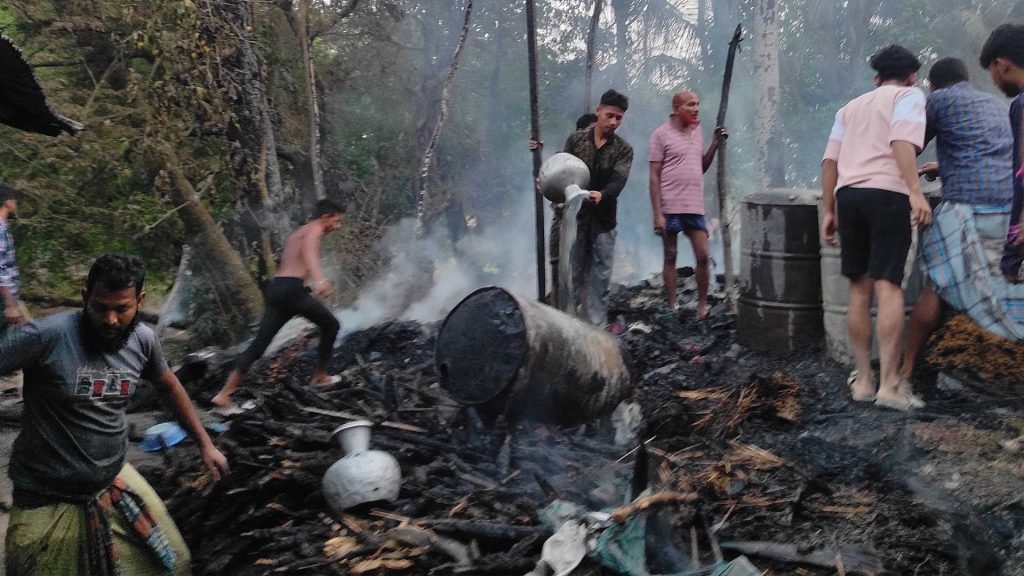 বান্দরবানে ভয়াবহ আগুনে ৩ বসতঘর ও গরুর খামার পুড়ে ছাই