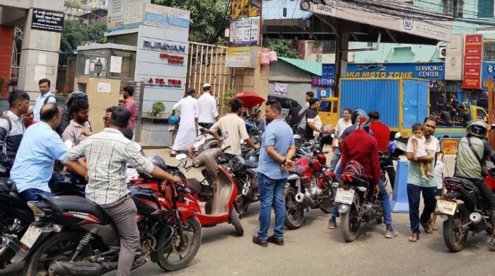 পাম্পে দীর্ঘ অপেক্ষা ক্লান্তিকর হয়ে উঠছে