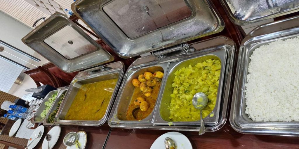 দুপুরের খাবার ও বিকেলের নাস্তার বাজেট কমালেন প্রধানমন্ত্রী