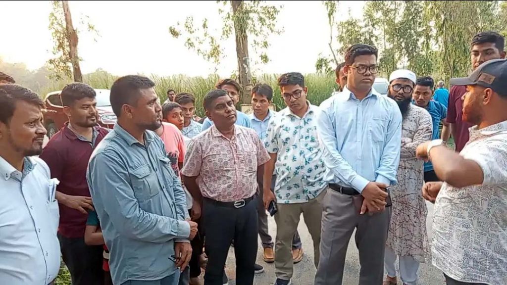 ফোনে অভিযোগ পেয়ে রাস্তার কাজে অনিয়ম ঠেকাতে ঘটনাস্থলে ডিসি