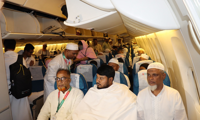 হজ ঘিরে সৌদিতে বিমানের ৩৫ সদস্যকে পোস্টিং,সমালোচনায় সাবেক কর্মকর্তারা