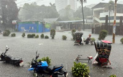 দুই ঘণ্টার বৃষ্টিতে ডুবে গেছে চট্টগ্রাম শহরের নিম্নাঞ্চল