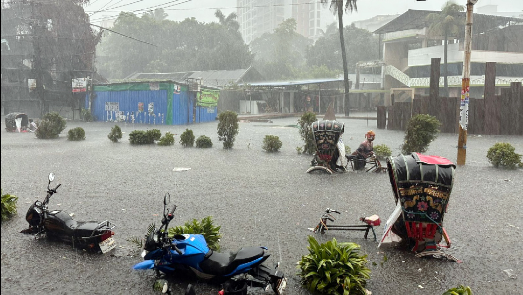 দুই ঘণ্টার বৃষ্টিতে ডুবে গেছে চট্টগ্রাম শহরের নিম্নাঞ্চল
