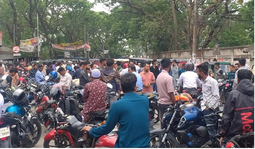 জামালপুরে তেল না পেয়ে মোটরসাইকেল চালকদের রাস্তা অবরোধ