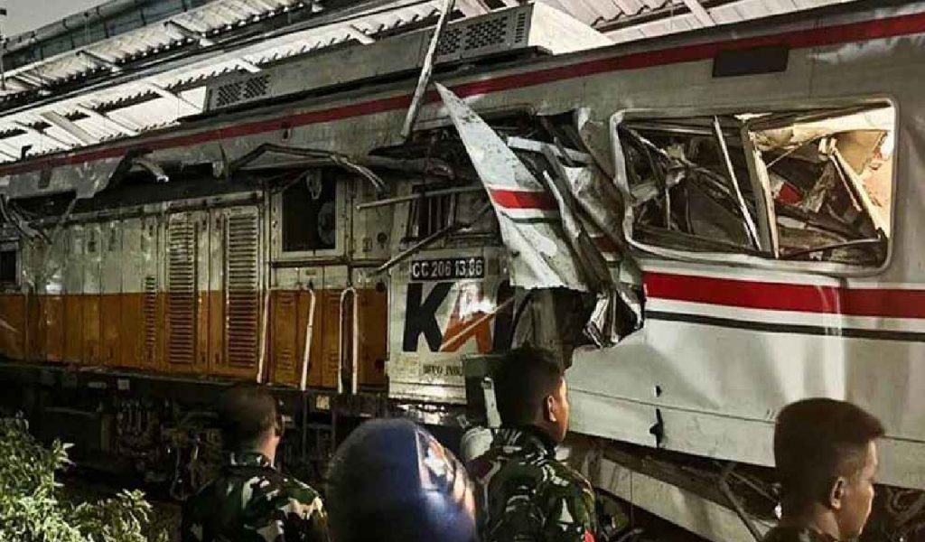 ইন্দোনেশিয়ায় দুই ট্রেনের সংঘর্ষে নিহত ১৪,আরও হতাহতের শঙ্কা