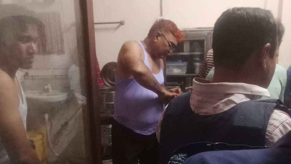 পদ্মায় টহলরত পুলিশের ওপর সন্ত্রাসী হামলা,ওসিসহ ৫ সদস্য গুলিবিদ্ধ