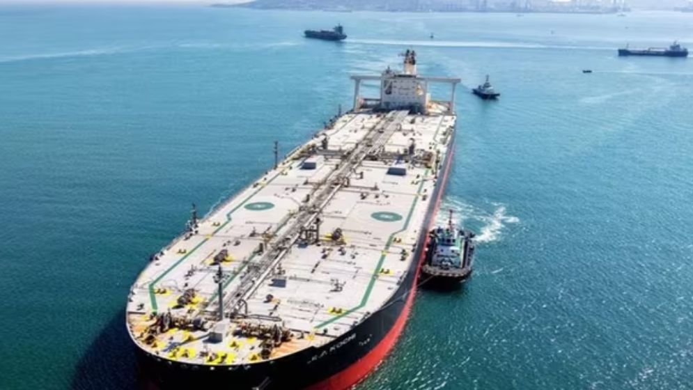 মার্কিন অবরোধ সত্ত্বেও হরমুজ প্রণালি পার হল চীনা জাহাজ