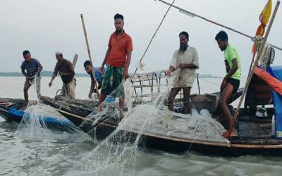 নিষেধাজ্ঞা শেষে মধ্যরাত থেকে মাছ ধরতে নদীতে নামছেন জেলেরা