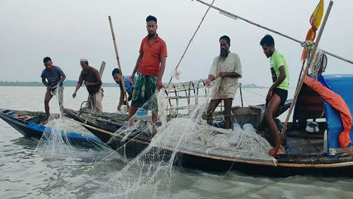 নিষেধাজ্ঞা শেষে মধ্যরাত থেকে মাছ ধরতে নদীতে নামছেন জেলেরা