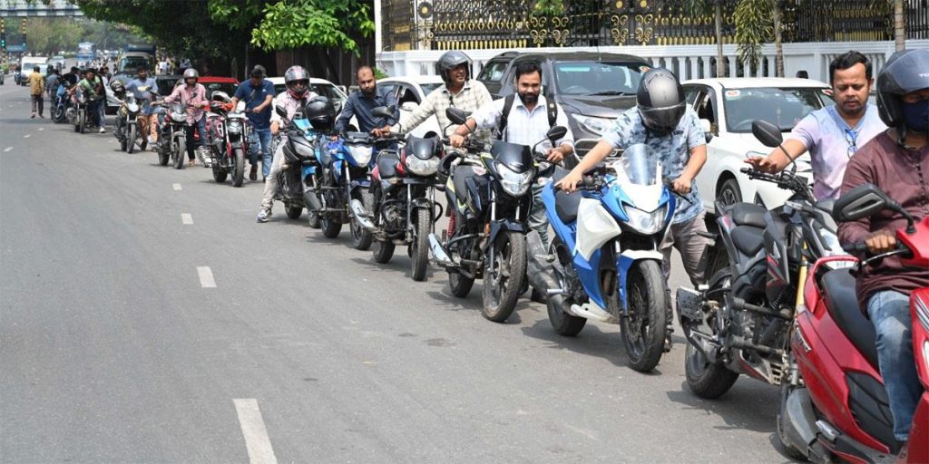রাজধানীতে তেলসংকট, নেই লাইনের কূলকিনারা