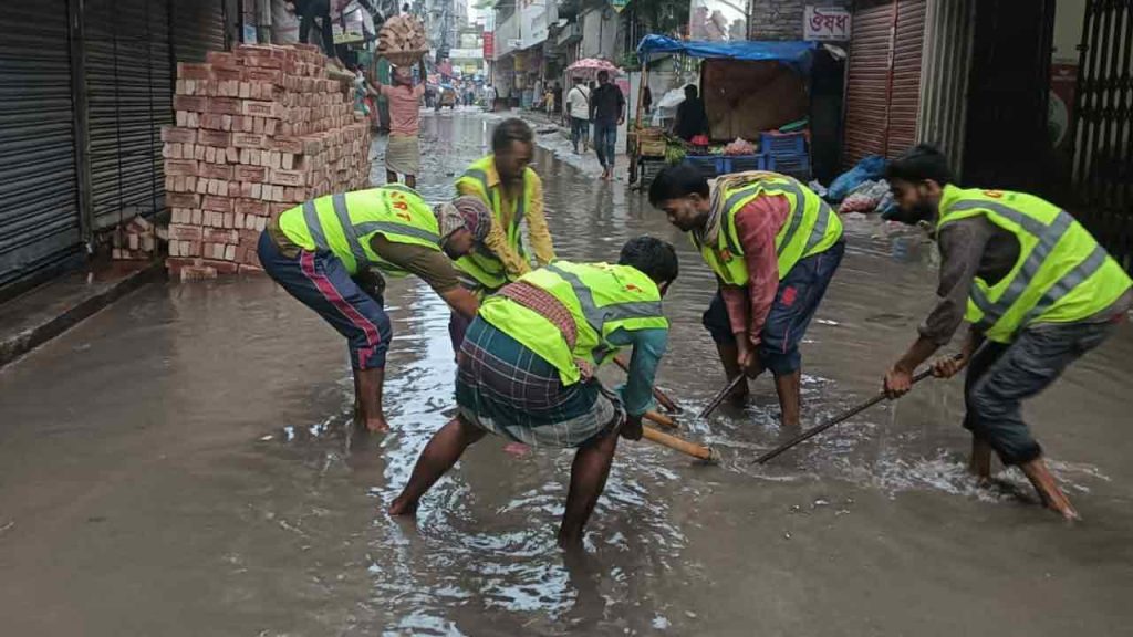 বৃষ্টি-জলাবদ্ধতায় ভোগান্তিতে দিনের শুরু