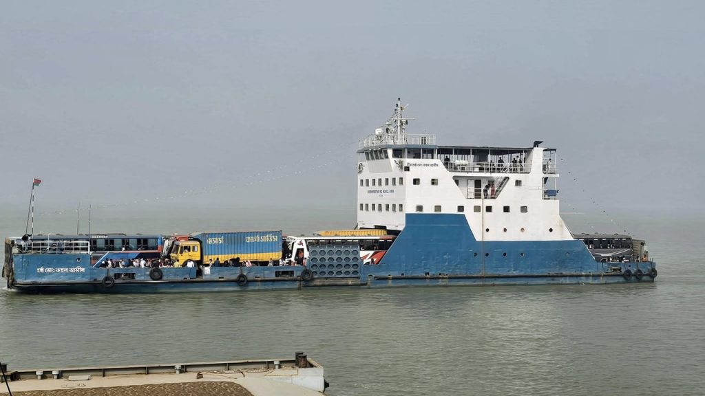 চৈত্রের সকালে কুয়াশায় দেড় ঘণ্টা বন্ধ ফেরি পারাপার
