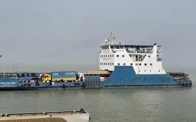 চৈত্রের সকালে কুয়াশায় দেড় ঘণ্টা বন্ধ ফেরি পারাপার