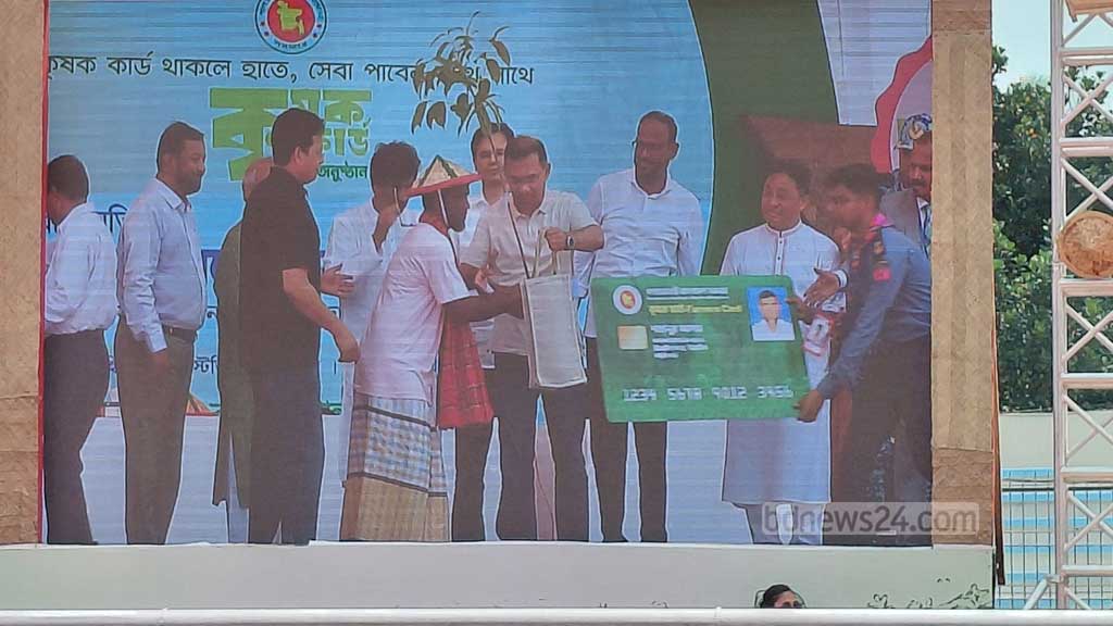 কিষাণ-কিষাণির হাতে উঠল কার্ড, মিলল আড়াই হাজার টাকা