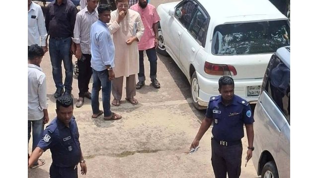আদালত প্রাঙ্গণে বিএনপি নেতাকে লক্ষ্য করে গুলি, ২ জন গুলিবিদ্ধ