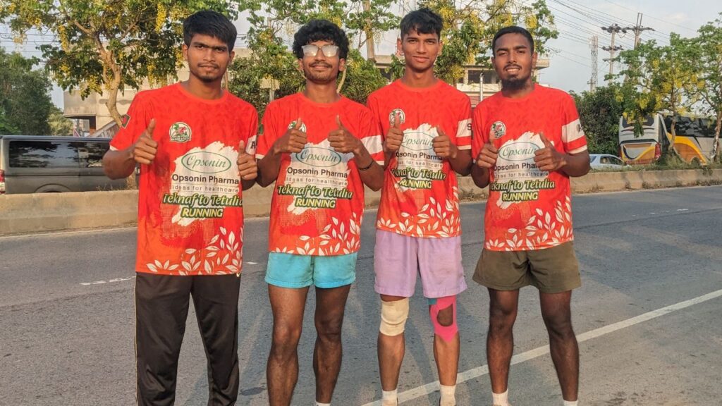 টেকনাফ থেকে দৌড়ে তেঁতুলিয়ায় গেলেন তিন তরুণ, সাইকেলে সঙ্গী আরেকজন